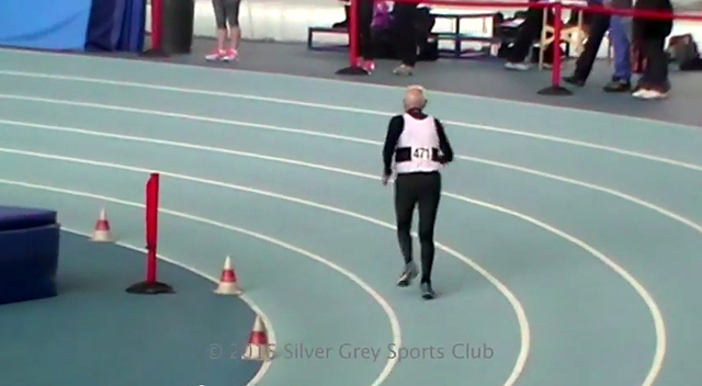 英国95岁老人55秒跑完200米破纪录 称要勇于挑战自己