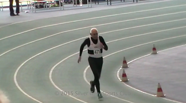 英国95岁老人55秒跑完200米破纪录 称要勇于挑战自己