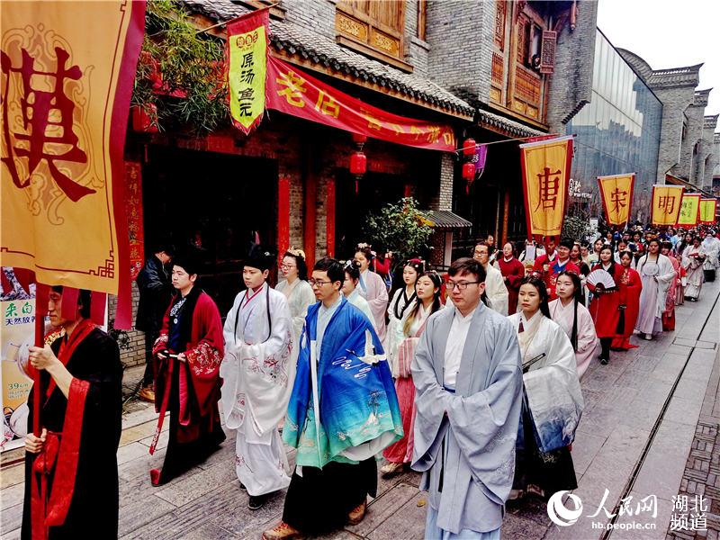 武汉园博园汉口里花朝节 中华非遗传统服饰展风采