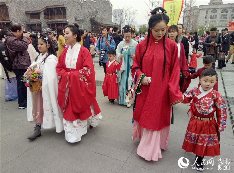 武汉园博园汉口里花朝节 中华非遗传统服饰展风采