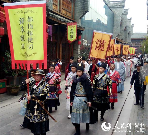 武漢園博園漢口裏花朝節 中華非遺傳統服飾展風采