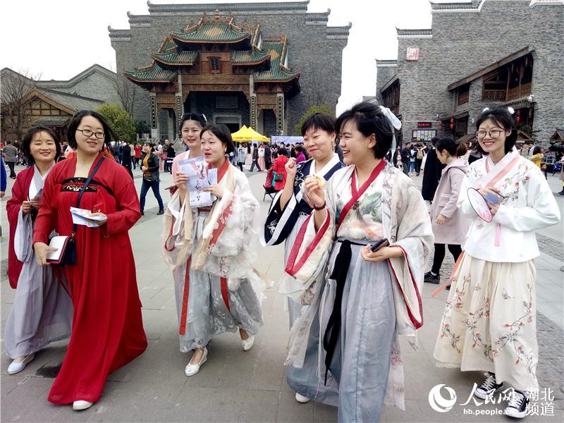 武漢園博園漢口裏花朝節 中華非遺傳統服飾展風采