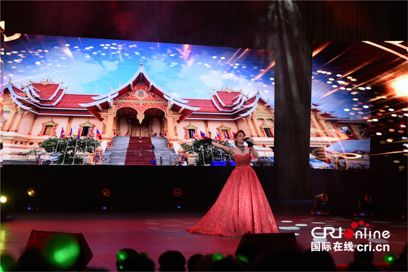 图片默认标题_fororder_老挝著名歌手玛尼拉·苏万端作为特邀嘉宾为歌