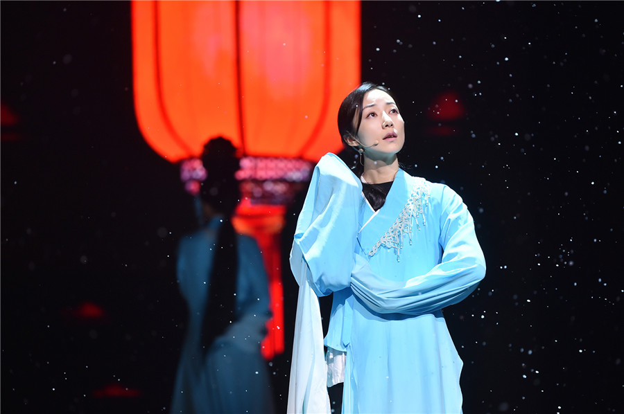 本期,韩雪因《青衣》中的"筱燕秋"一角从零开始学习国粹京剧,将一名"