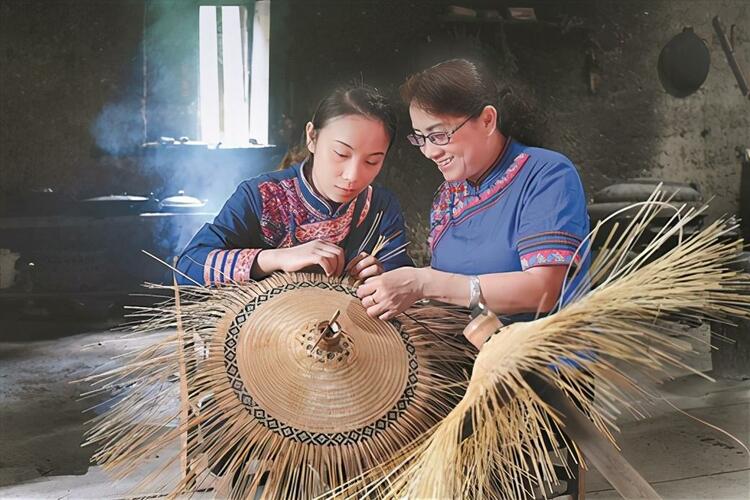 織好花竹帽 摘掉貧困帽 ——記國家級非遺傳承人譚素娟