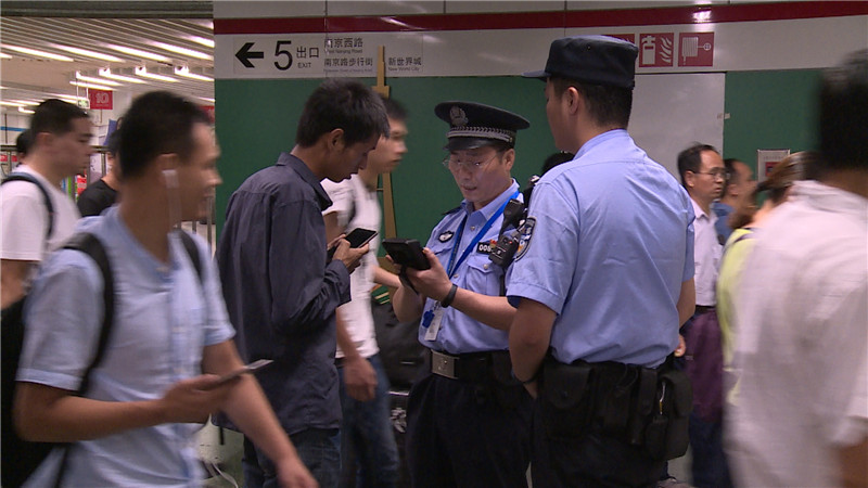 《巡逻现场实录2018》首播获赞 拉近警民关系