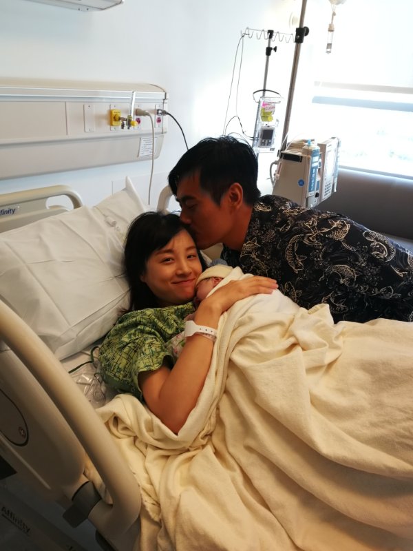 章龄之二胎得子喜笑颜开 陈龙陪产宠溺亲吻(图)