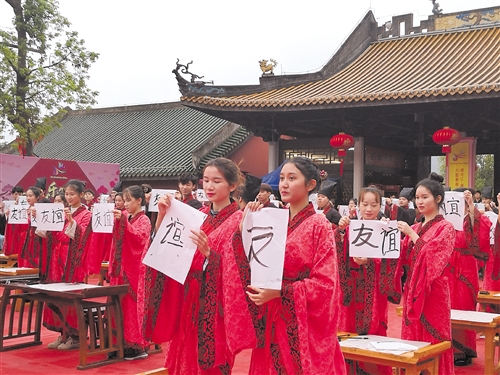六国青年身着古装感受中国文化