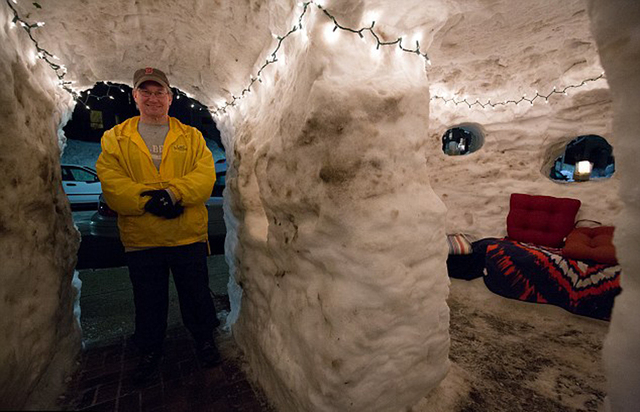 美国东部频降大雪 居民盖2米高雪屋开派对