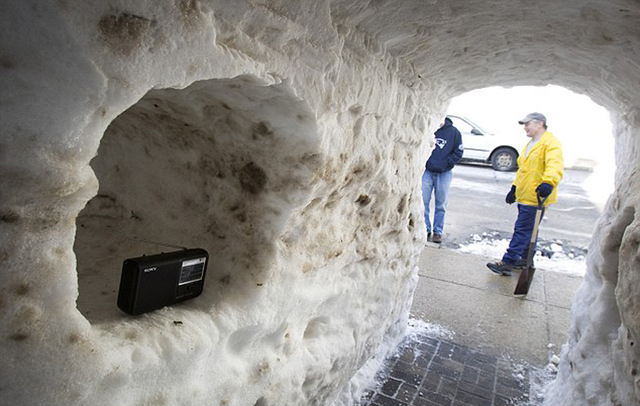 美國東部頻降大雪 居民蓋2米高雪屋開派對
