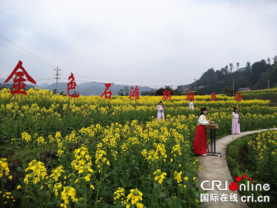 【CRI專稿 列表】乘直升機俯瞰花海 巴南石灘鎮低空運動飛行旅遊季啟動