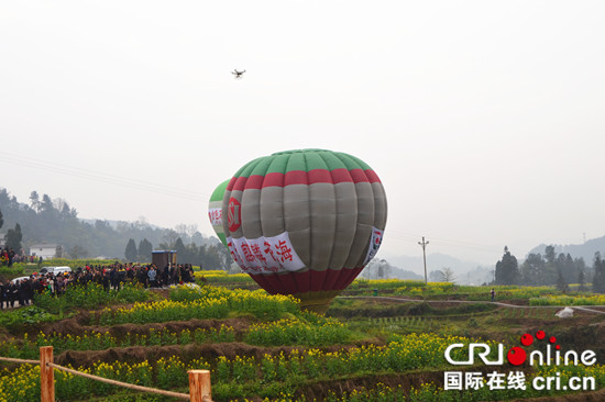 【CRI专稿 列表】乘直升机俯瞰花海 巴南石滩镇低空运动飞行旅游季启动