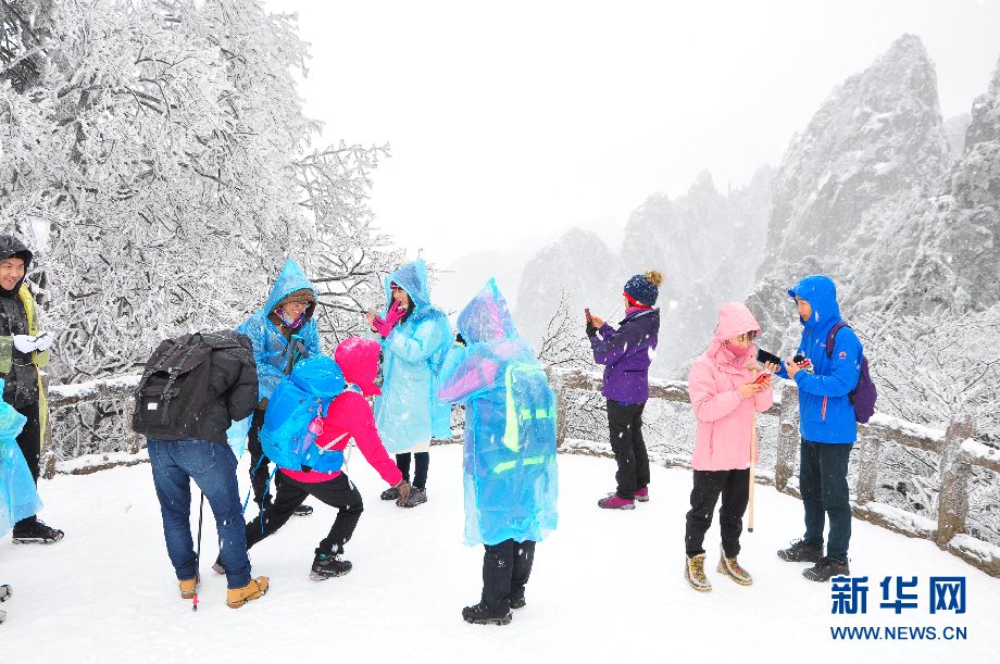 黄山飞雪换“冬装” 银装素裹如童话