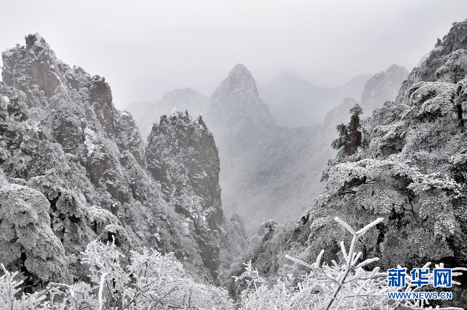 黄山飞雪换“冬装” 银装素裹如童话