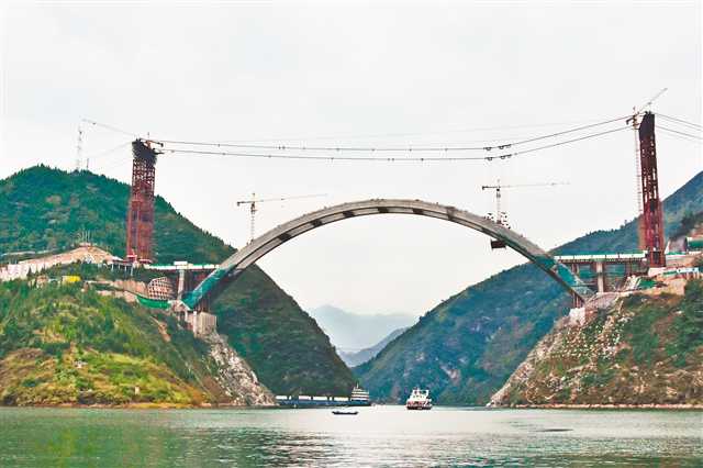 【城市远洋带图】郑万高铁巫山大宁河双线大桥吊装钢箱梁