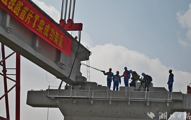 武漢至仙桃城際鐵路開始架梁