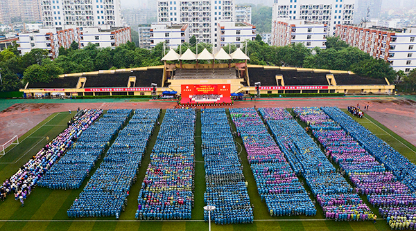 开学典礼金句频出 四川轻化工大学校长邀请新生“盘一盘”新校区_fororder_1开学典礼现场（摄影-廖志全）