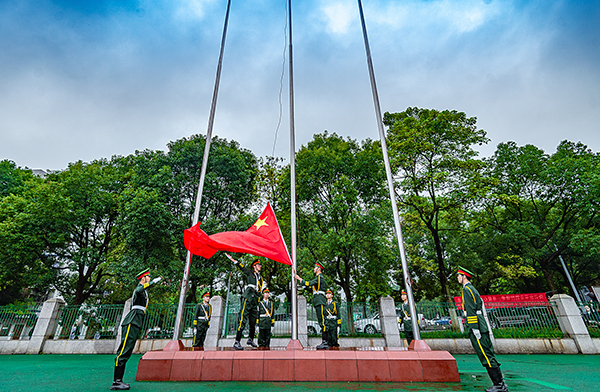 开学典礼金句频出 四川轻化工大学校长邀请新生“盘一盘”新校区_fororder_3升国旗仪式（摄影-廖志全）