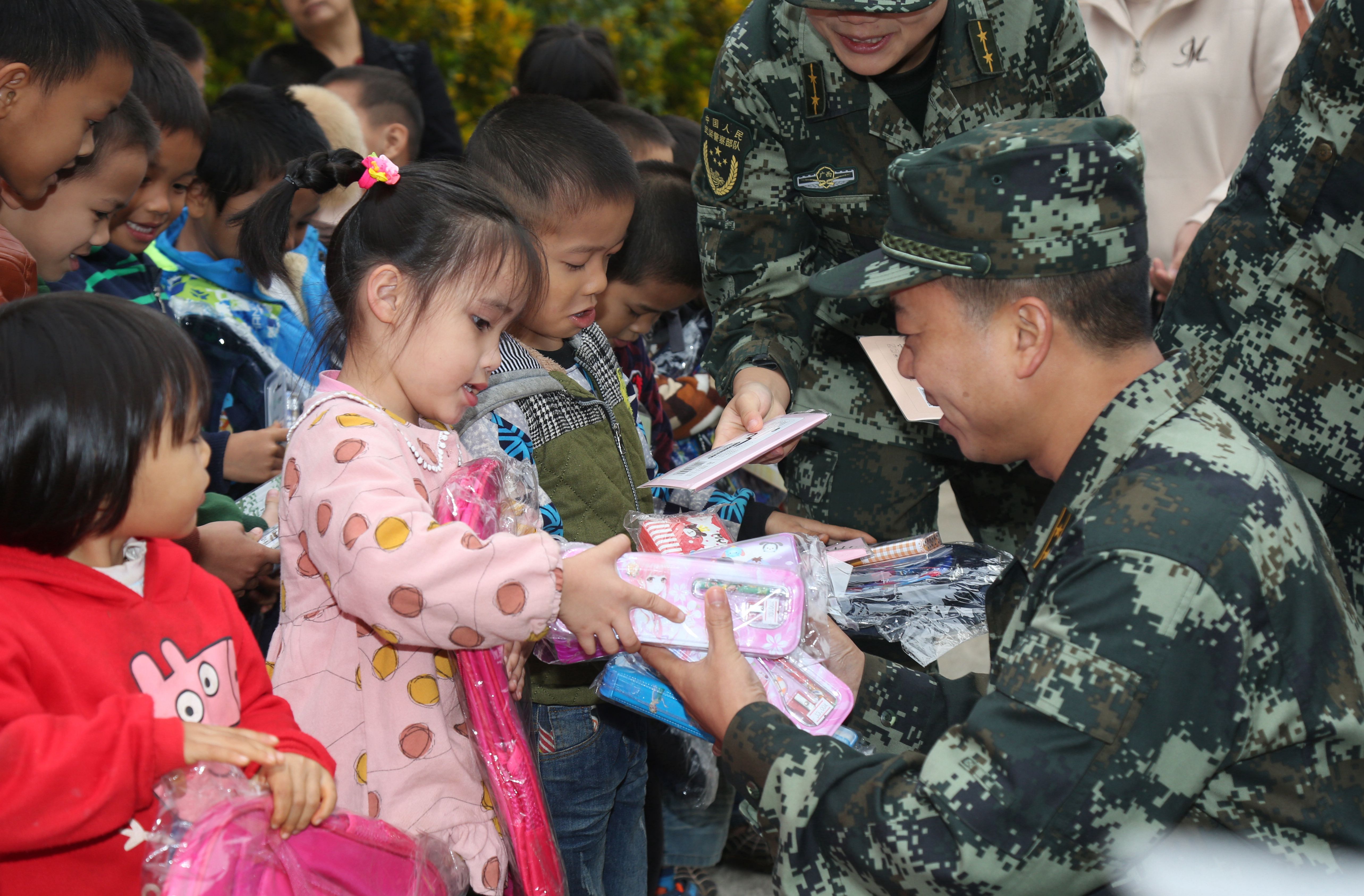 崇左武警官兵让精准扶贫之花处处绽放