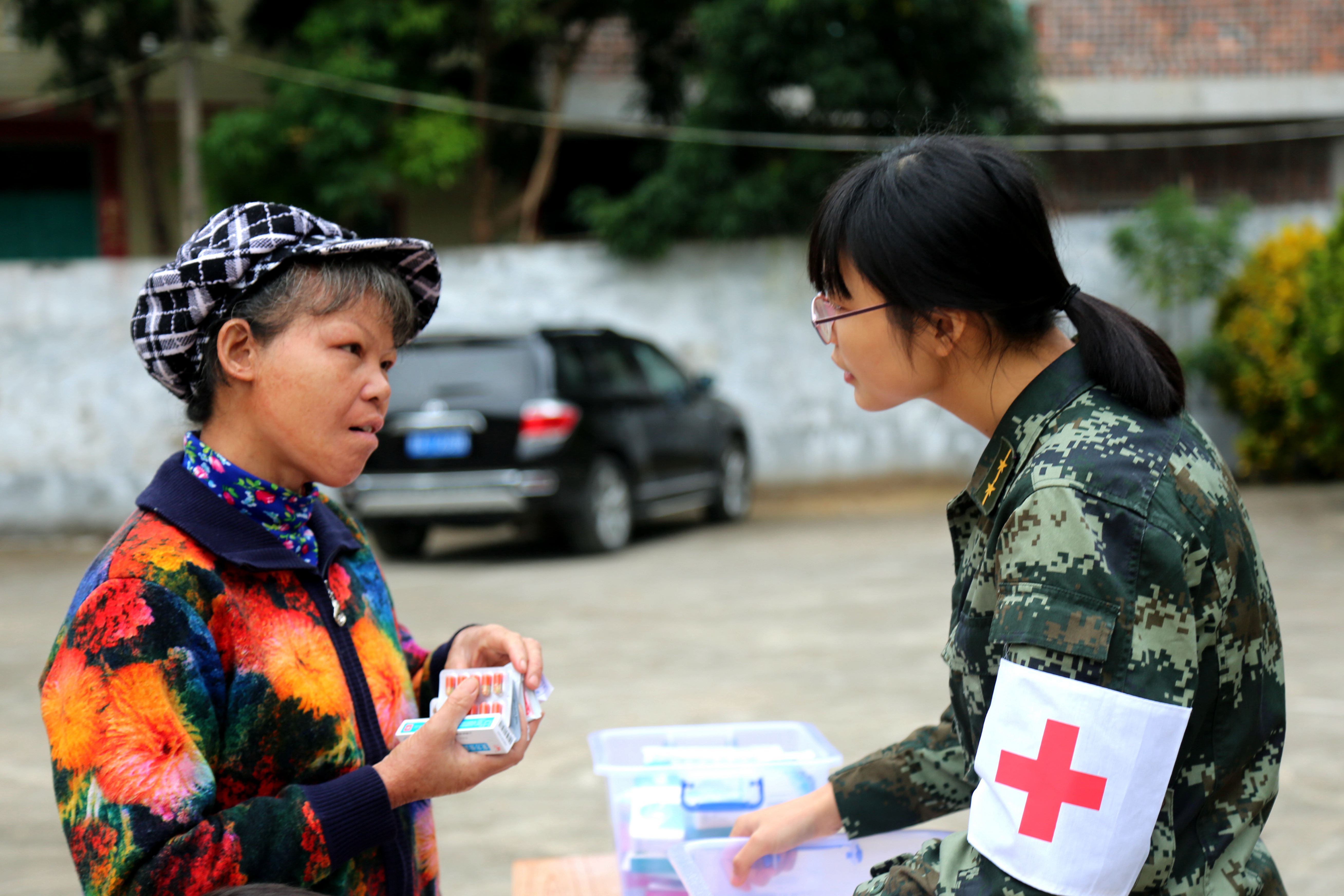 崇左武警官兵让精准扶贫之花处处绽放