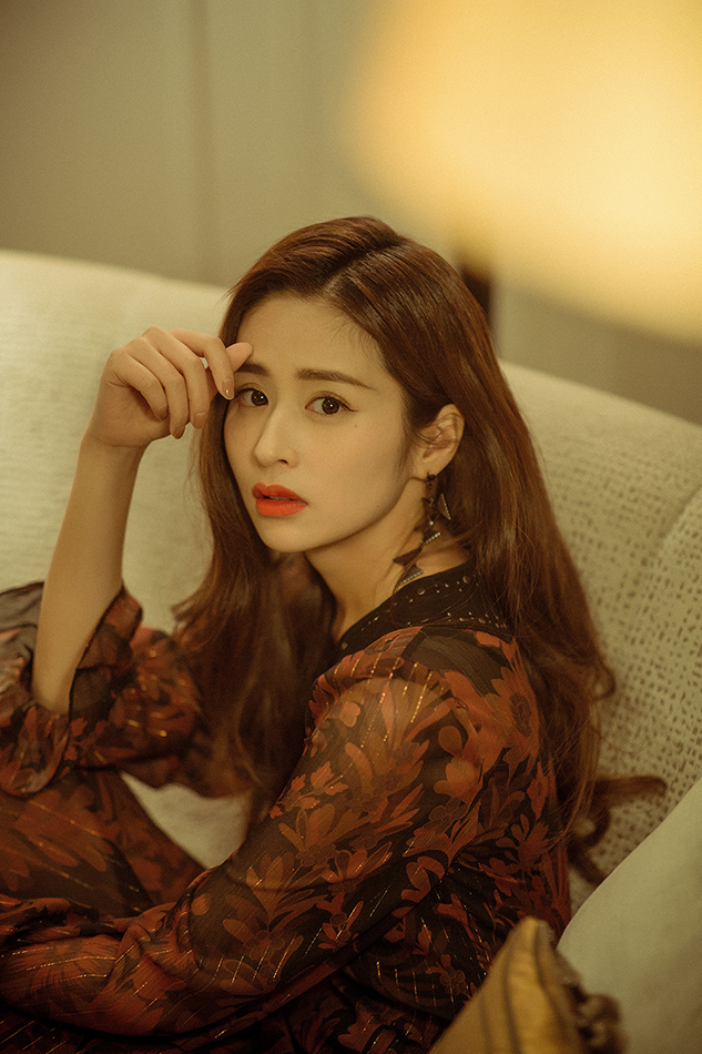 颖儿出席活动状态大好 多组造型风格百变