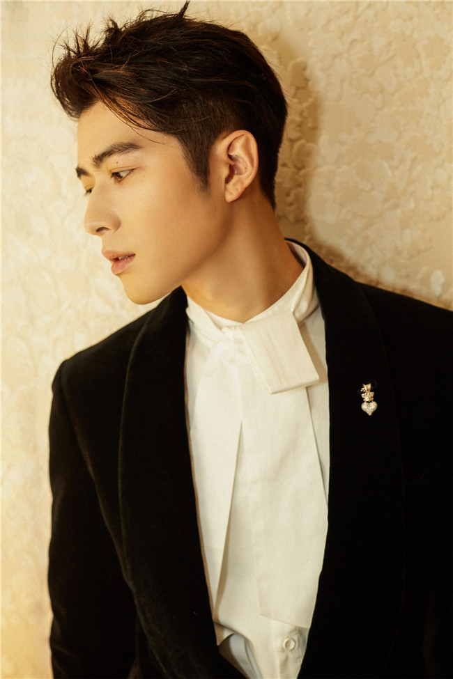 陈学冬现身时尚活动 黑色西服装点轻熟度假风尚