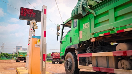 “黑科技”大数据齐上阵 赣州科技治超显成效_fororder_源头治超-赣县沙场运输车辆出站检测1