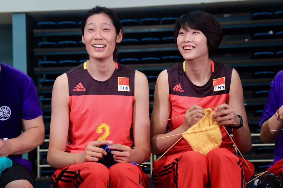 高清：心灵手巧！朱婷袁心玥为儿童织毛衣