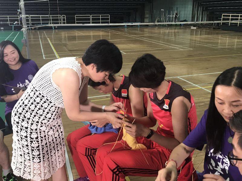 高清：心灵手巧！朱婷袁心玥为儿童织毛衣