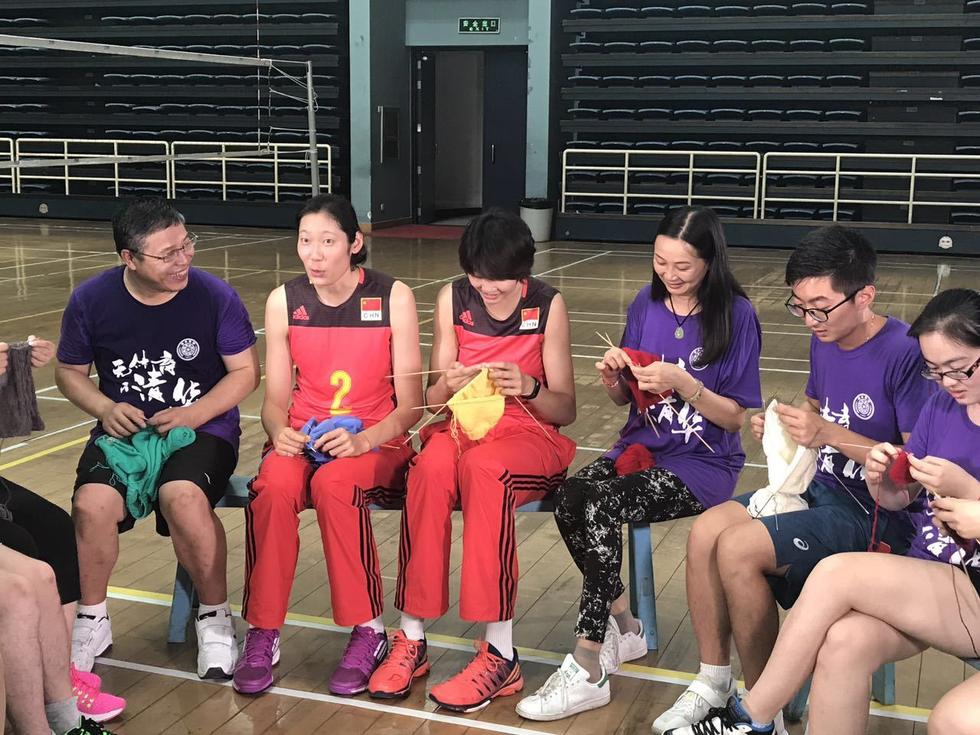 高清：心灵手巧！朱婷袁心玥为儿童织毛衣