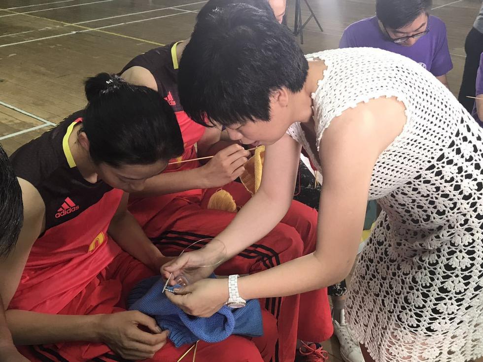 高清：心灵手巧！朱婷袁心玥为儿童织毛衣