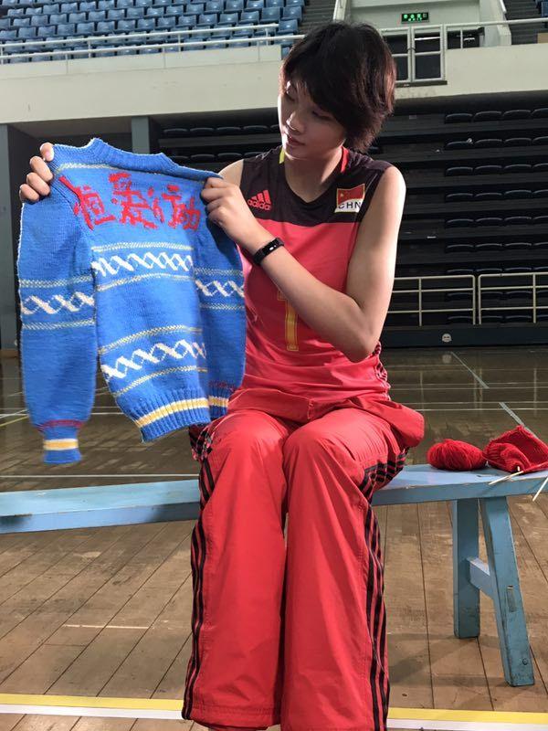 高清：心灵手巧！朱婷袁心玥为儿童织毛衣