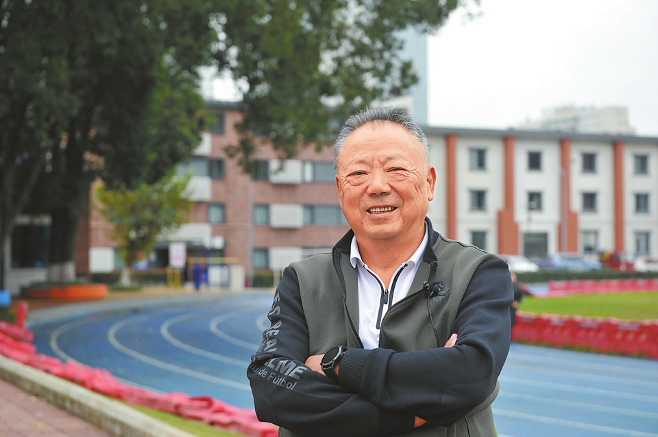 （转载）余东风退休不“下课”！ 老帅把“雄起”大旗扛下去