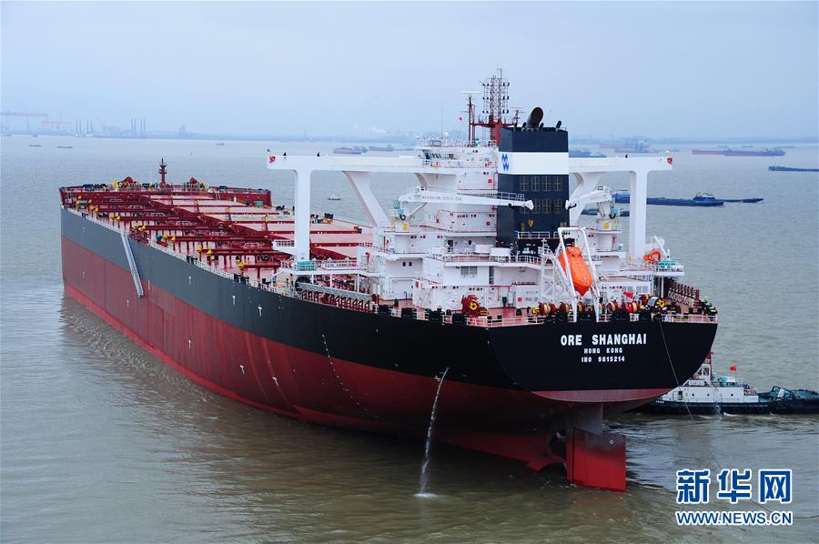 江苏太仓:巨轮出江