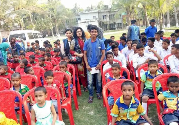 কফিহাউসের আড্ডা: স্বেচ্ছাসেবক মেরাজ উদ্দিনের সঙ্গে আড্ডা