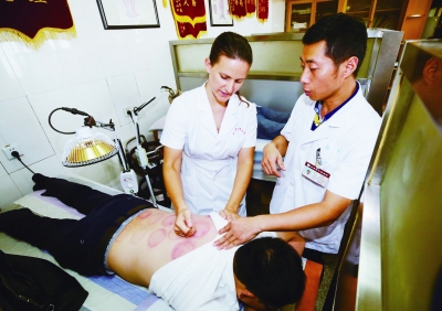 （健康图文） 葡萄牙姑娘来南京 中医院里有个“洋中医”