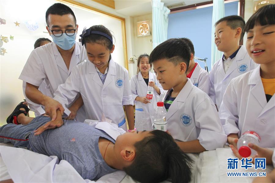 浙江温州：小学生进医院 体验一日“小医师”