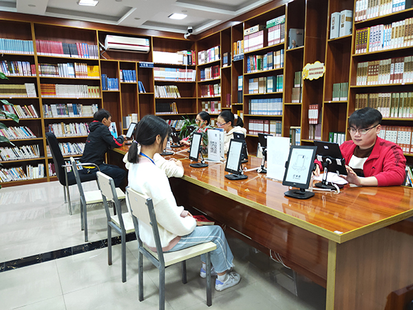 电子墨水屏阅读器阅读 供图 筠连县委宣传部近日,筠连县图书馆阅览室