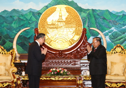 老挝人民革命党中央总书记国家主席本扬会见王毅