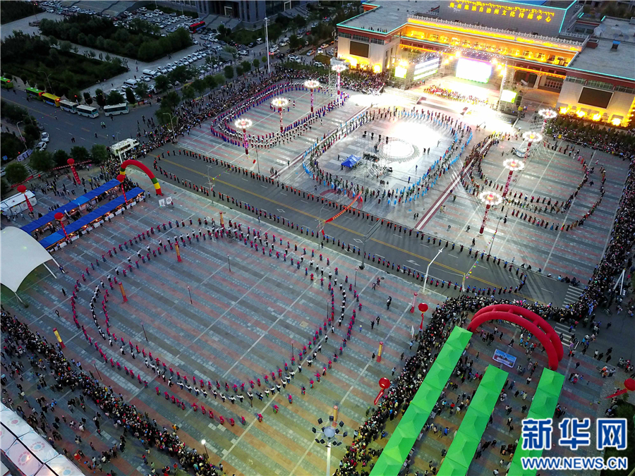 航拍青海海南千人锅庄舞(组图)