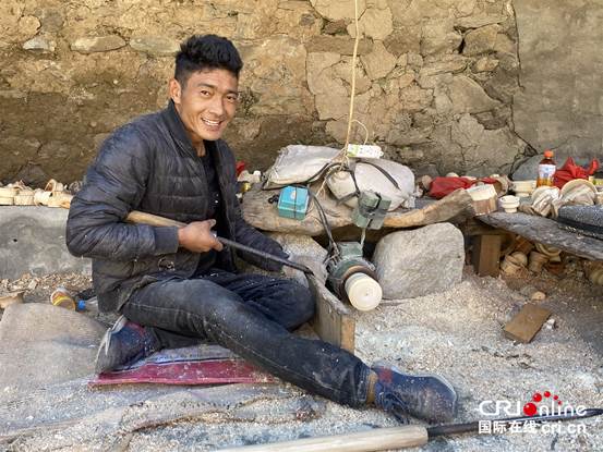 【为西藏小康加油】叶云村：传承木碗制作工艺 “手上有活”助力脱贫致富_fororder_image002