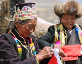 兩位老人一支山歌獻給黨和祖國