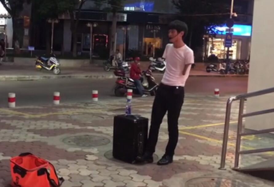 残运冠军街头卖唱 曾打破世界纪录