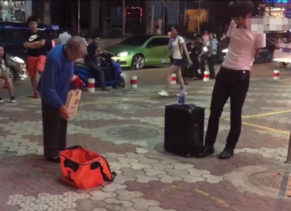 残运冠军街头卖唱 曾打破世界纪录