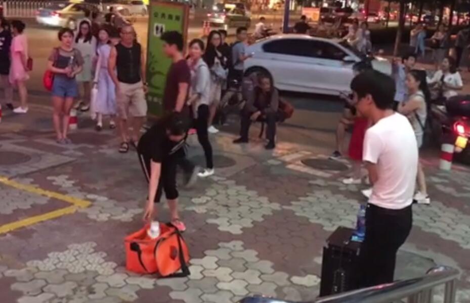 残运冠军街头卖唱 曾打破世界纪录