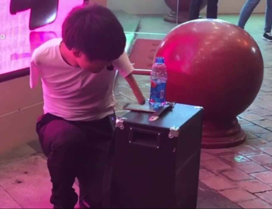 残运冠军街头卖唱 曾打破世界纪录