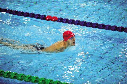 残运冠军街头卖唱 曾打破世界纪录