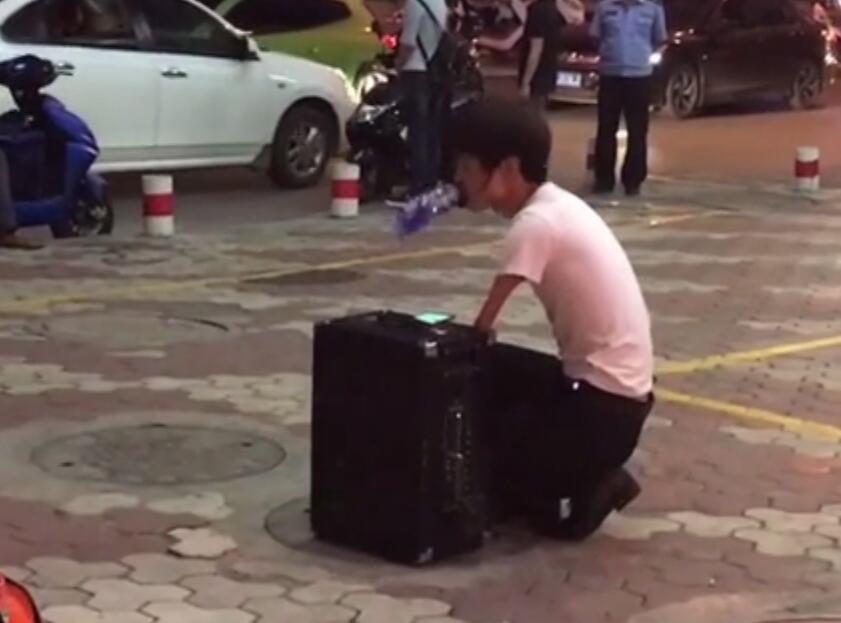 残运冠军街头卖唱 曾打破世界纪录