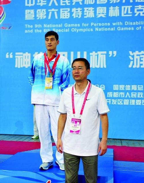 残运冠军街头卖唱 曾打破世界纪录