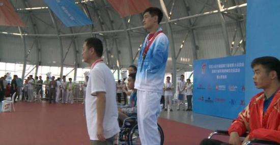 残运冠军街头卖唱 曾打破世界纪录